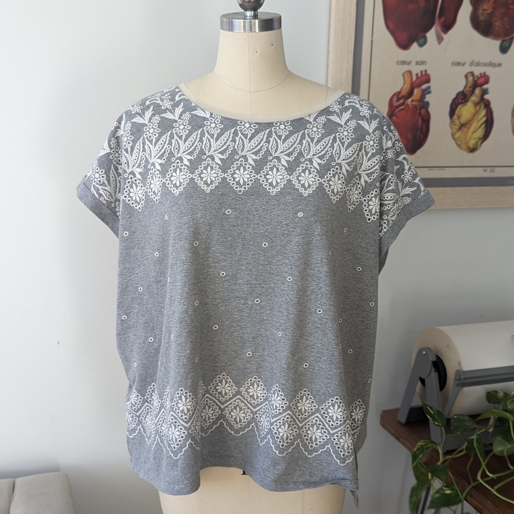 Gray eyelet tee-shirt 2X
